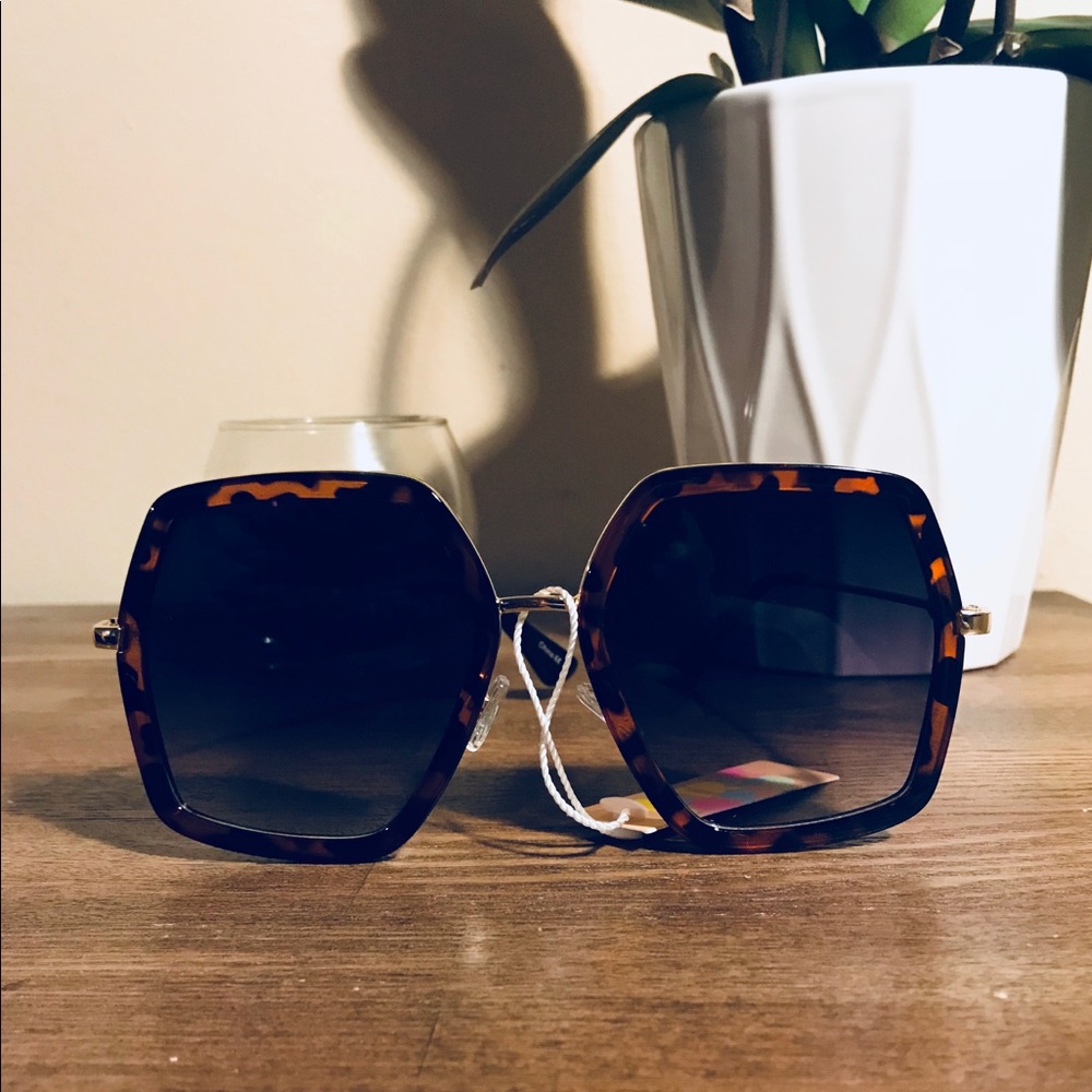 Big Frame Tortoiseshell Sunglasses•Tiger/Smoke